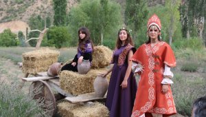 Yeşillikler arasında Selçuklu motifli kıyafetlerle görsel şölen