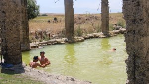 Yıkılan duvarları görenleri cezbediyor, serinlemek isteyenler oraya koşuyor