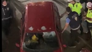 Alkollü şahıs aracını polislerin üzerine sürdü, o anlar kameraya yansıdı