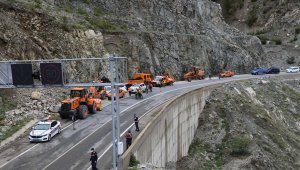 Artvin-Erzurum karayolu heyelan nedeniyle ulaşıma kapandı