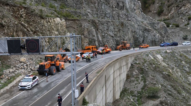 Artvin-Erzurum karayolu heyelan nedeniyle ulaşıma kapandı