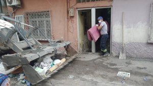 Evden 9 kamyon çöp çıkarıldı