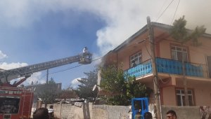 Evin çatısında çıkan yangın paniğe neden oldu