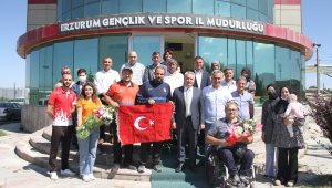 Hancı çiçeklerle karşılandı