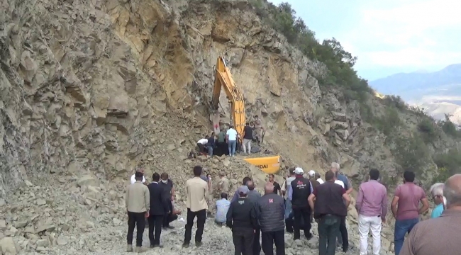 Heyelan sonucu iş makinasında sıkışarak hayatını kaybetti