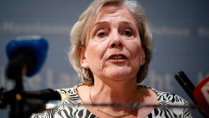 Hollanda'da art arda istifalar: Savunma Bakanı Bijleveld de istifa etti