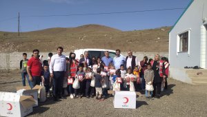 Kızılay'dan Pasinler'de öğrencilere kırtasiye yardımı