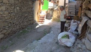 Patlayan su borusu nedeniyle evlerini su bastı