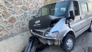 Sürücüsünün direksiyon hakimiyetini kaybettiği minibüs duvara çarparak durabildi