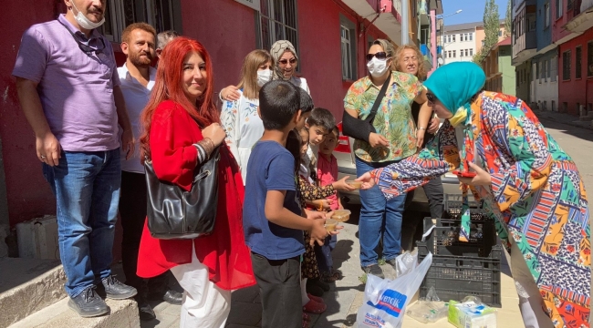 Türk Anneler Derneğinden Aşure dağıtımı