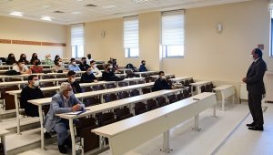 Yeni dönemin ilk dersini Rektör Bülent Çakmak verdi