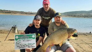 12 kilo 650 gramlık en büyük sazan balığı tutarak 7 bin lirayı kaptılar