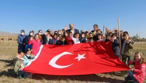 Aziziye'de Cumhuriyet'in 98'inci yılında 98 fidan toprakla buluştu