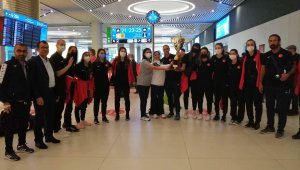 Dünya Şampiyonu işitme engelli milli voleybolcular yurda döndü