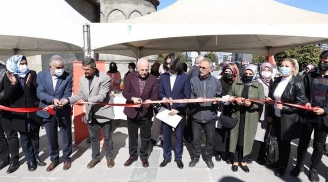 Erzurum'da ihtiyaç sahibi öğrenciler için hayır çarşısı düzenlendi