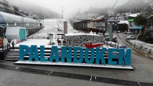 Erzurum'da yüksek kesimlere kar yağdı, vatandaşlar kartopu oynadı