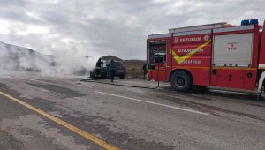 Seyir halindeki otomobil aniden alev aldı