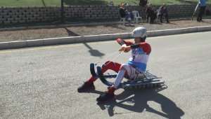 Tekerlekli kızaklarla kıyasıya yarış