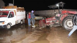 Yağmur sonrası yolda oluşan çukur başında nöbet tuttular