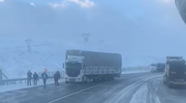 Yollar buz pistine döndü, onlarca tır mahsur kaldı