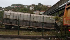 Yük vagonu adeta şahlandı, üst geçide saplandı