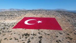 22 dönümlük araziye işlenen dev Türk bayrağı 20 günde boyandı