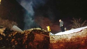 Alevler 2 katlı metruk binayı kül etti