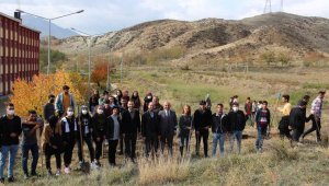 Bir fidan da sen dik