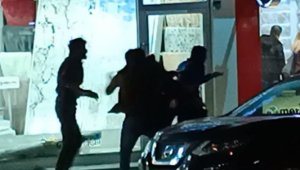 Cadde ortasında yumruklar havada uçuştu