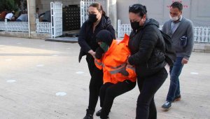 Camide cemaatin önünde bale yapan Rus kadın...