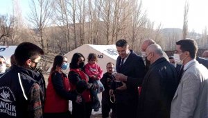 Deprem bölgesinde gönüllülük faaliyetlerine katıldılar