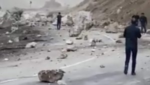 Depremde çöken ahırdaki hayvanları kurtarmak için seferber oldular