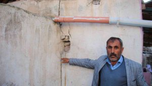 Depremden zarar gören evine yardım istedi