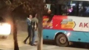 Halk otobüsünün önünü kesip sürücüye saldırdı