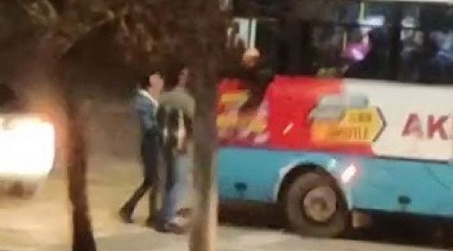 Halk otobüsünün önünü kesip sürücüye saldırdı