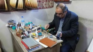 Hayatını ahşap oymacılığına adadı