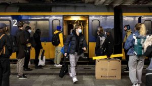 Hollanda, Covid-19 önlemlerini geri getiriyor