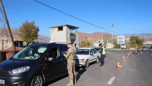 Jandarma ekipleri yol kontrollerine devam ediyor