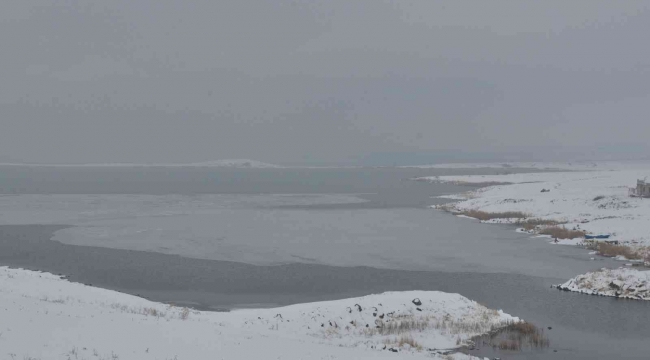 Kars'ta Çıldır Gölü donmaya başladı