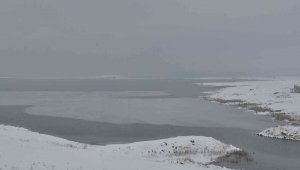 Kars'ta Çıldır Gölü donmaya başladı