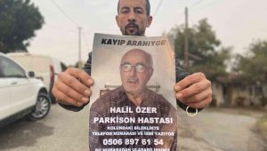 Kayıp babasını bulabilmek için aracından açtığı ses kaydıyla sokak sokak dolaşıyor