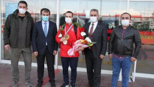 Milli judocu Esenboğa çiçeklerle karşılandı