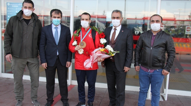 Milli judocu Esenboğa çiçeklerle karşılandı