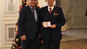 30. yılın ödülü Rektör Alpaslan Ceylan'a