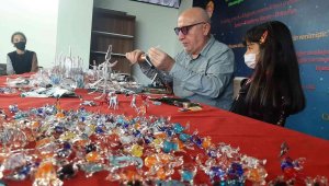 42 yıldır sabırla cama üflüyor