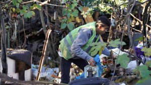 6 ay önce 16 ton çöp toplayarak evine yığmıştı, bu sefer 12 ton topladı