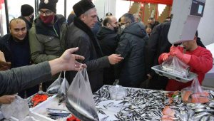 Açılışa özel yapılan indirim izdihamla trafiği de kilitledi