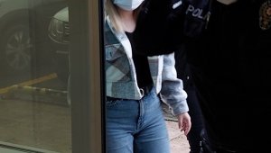 AVM'de mağazadan giysi hırsızlığı