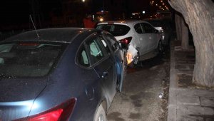 Buzlanan yolda zincirleme trafik kazası, 4 araca çarparak durabildi