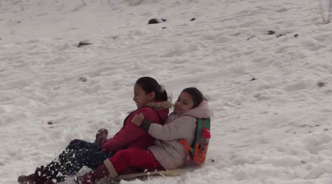 Çocuklar karın keyfini poşetle kayarak çıkarttı
